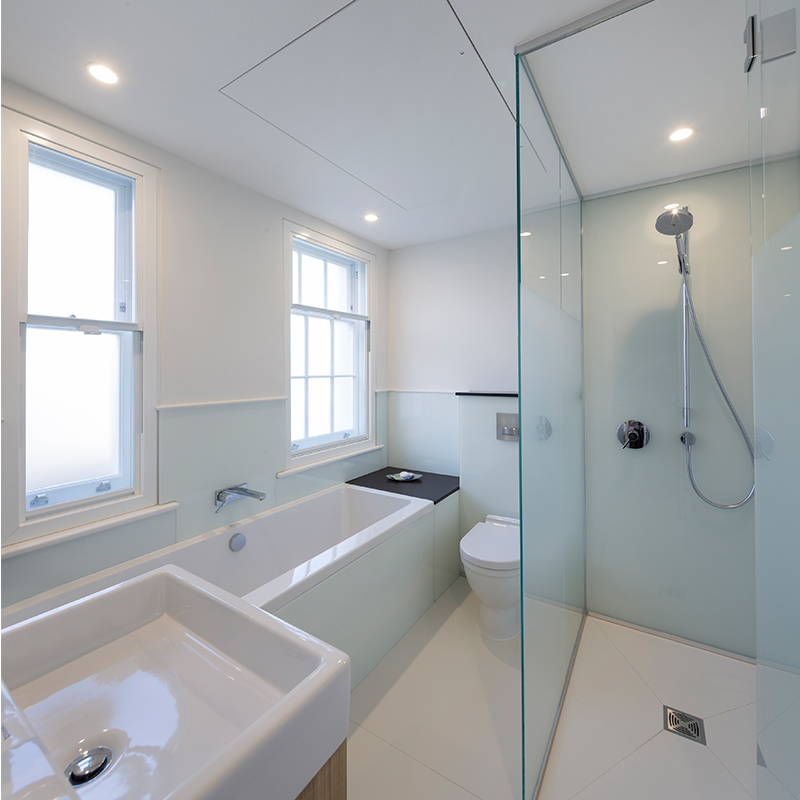 Gloucester Place Hotel bathroom with obscurity glass for guest privacy